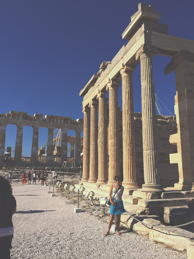 Chrám v ionském řádu Erechtheion, v pozadí Parthenon. Součást Akropole