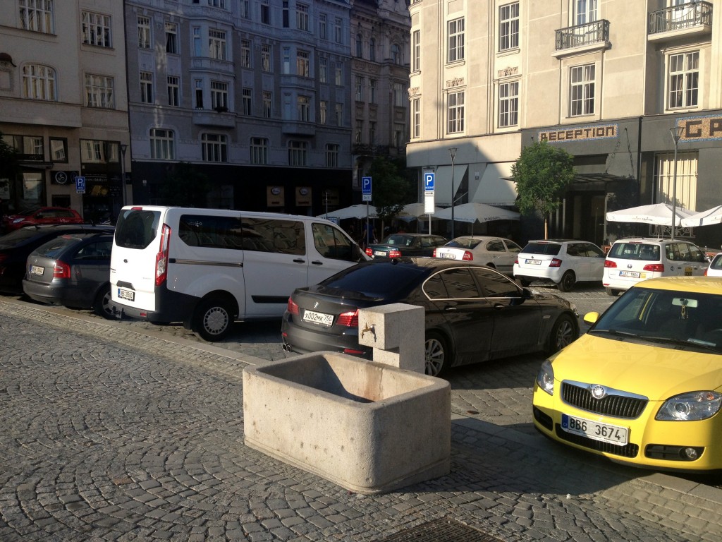 Ve spodní části se nachází kašna, kde si můžete umýt zakoupené ovoce, zchladit se nebo se napít