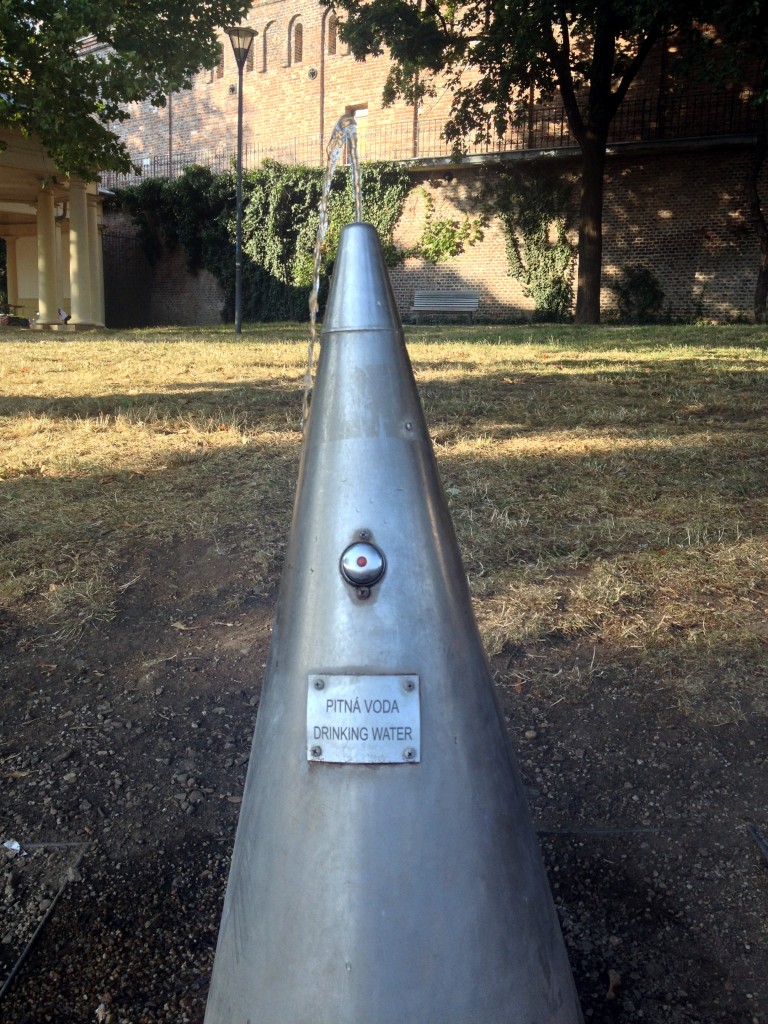 Dva kužely s pitnou vodou jsou v Denisových sadech kousek od obelisku